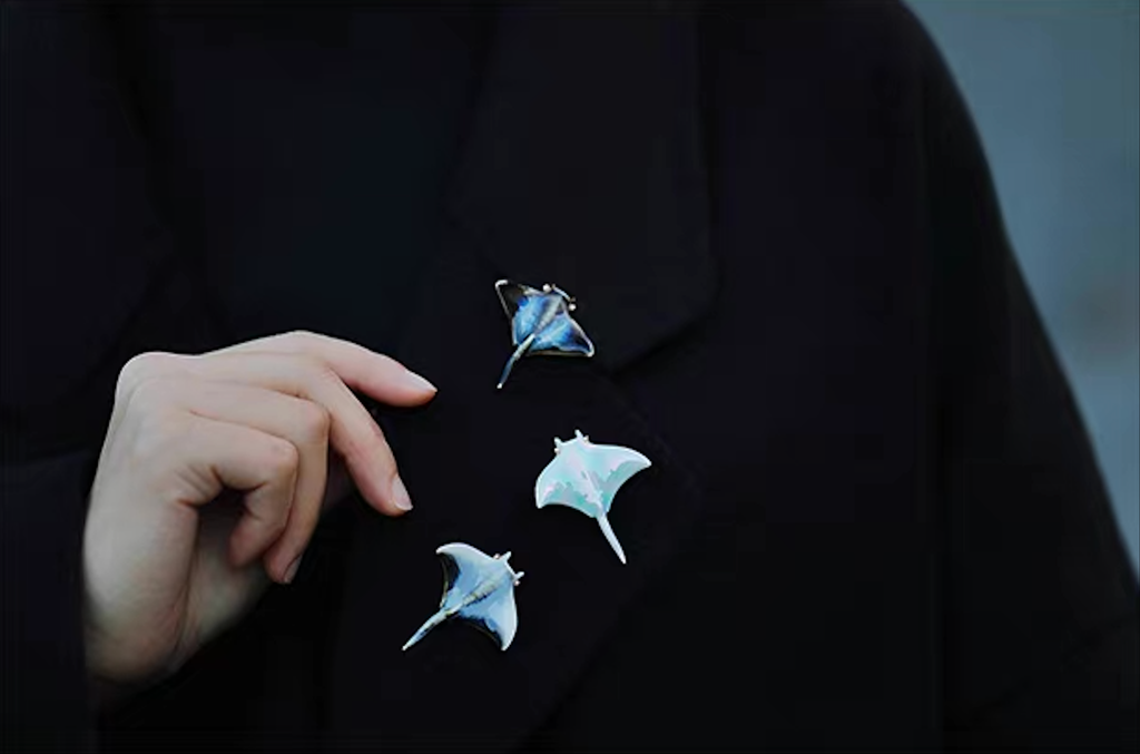 Brooch | Handcrafted Ceramic | 魔鬼鱼 | 彩色 | 遨游之翼