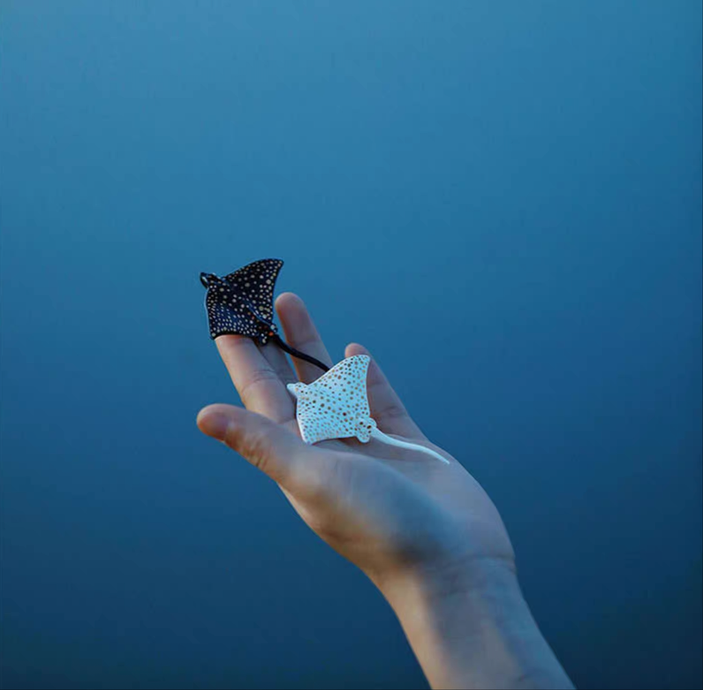 Brooch | Handcrafted Ceramic | 斑点鳐鱼 | 遨游之翼
