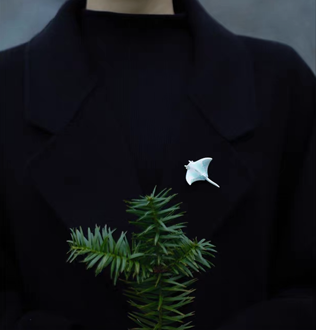 Brooch | Handcrafted Ceramic | 魔鬼鱼 | 彩色 | 遨游之翼