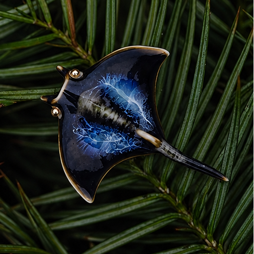 Brooch | Rippled Manta Ray | Ceramic | Wings of the Deep