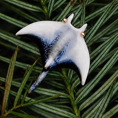 Brooch | Rippled Manta Ray | Ceramic | Wings of the Deep