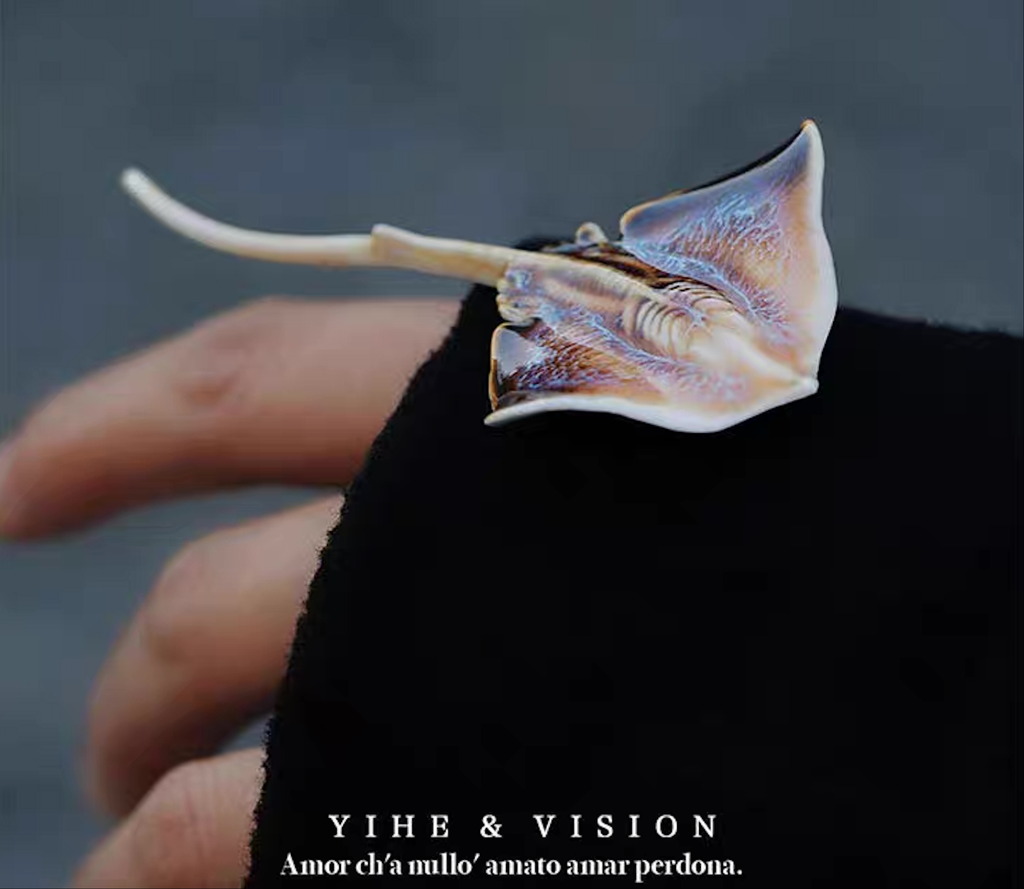 Brooch | Handcrafted Ceramic | 鳐鱼 | 遨游之翼