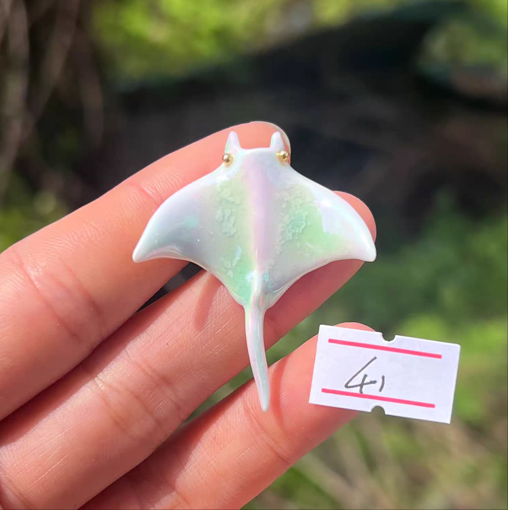Brooch | Handcrafted Ceramic | 魔鬼鱼 | 彩色 | 遨游之翼