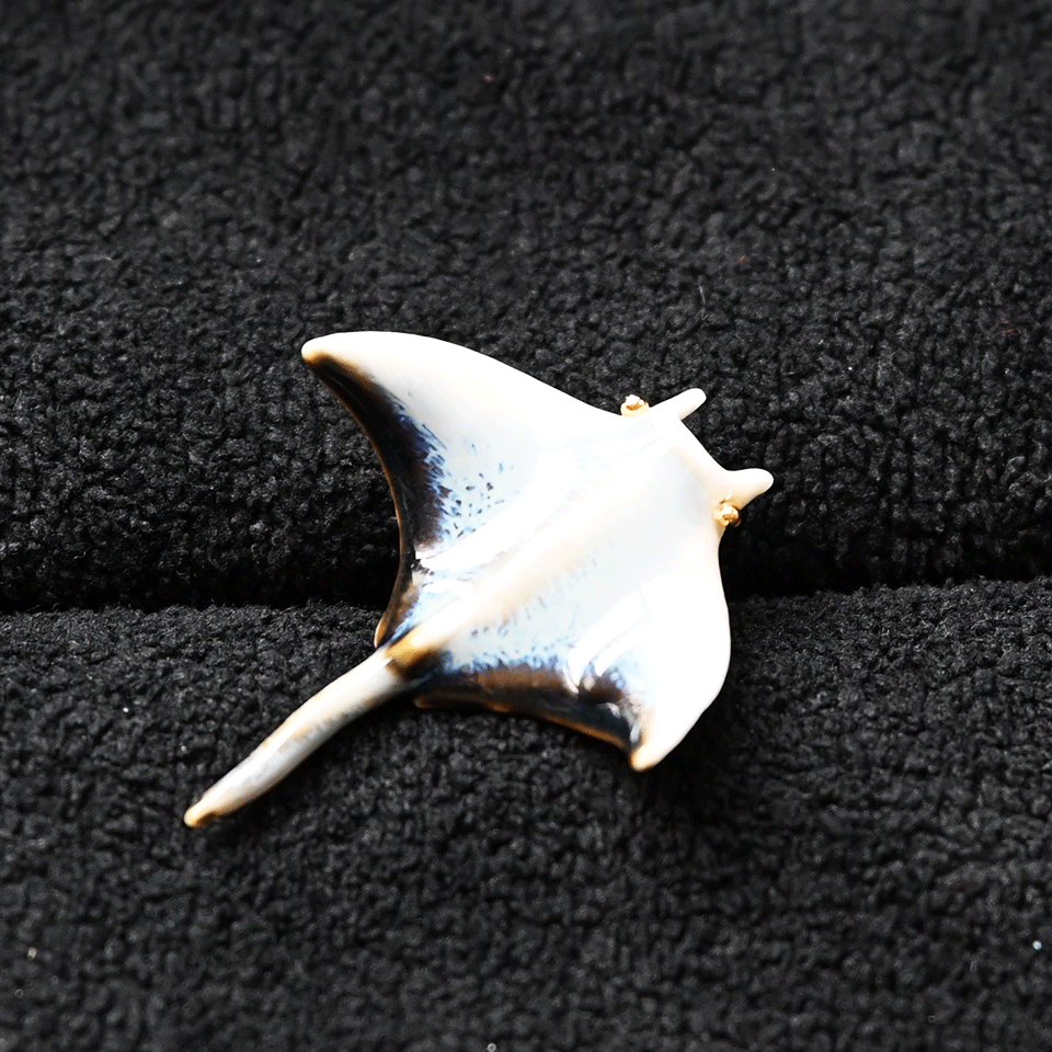 Brooch | Handcrafted Ceramic | 魔鬼鱼 | 彩色 | 遨游之翼