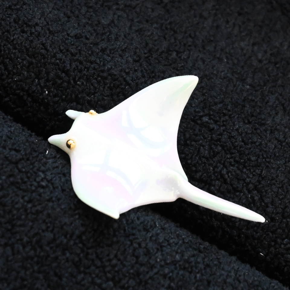 Brooch | Handcrafted Ceramic | 魔鬼鱼 | 珠光 | 遨游之翼