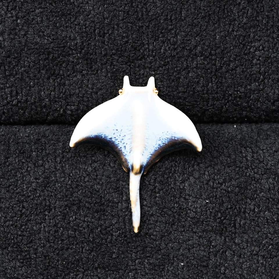 Brooch | Handcrafted Ceramic | 魔鬼鱼 | 彩色 | 遨游之翼