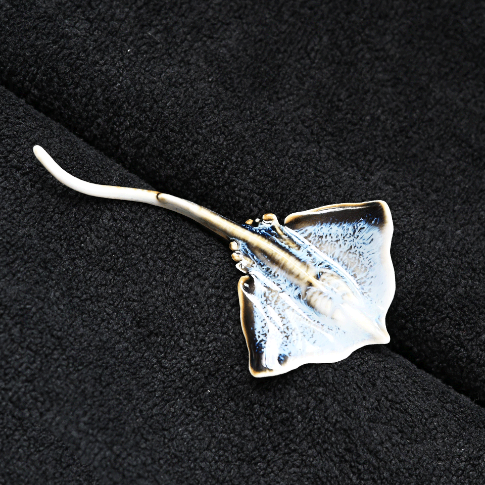 Brooch | Handcrafted Ceramic | 鳐鱼 | 遨游之翼