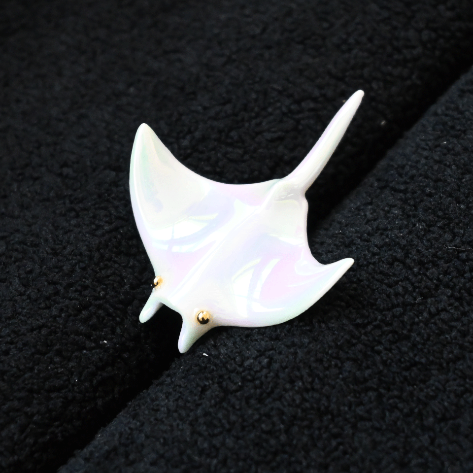 Brooch | Handcrafted Ceramic | 魔鬼鱼 | 珠光 | 遨游之翼
