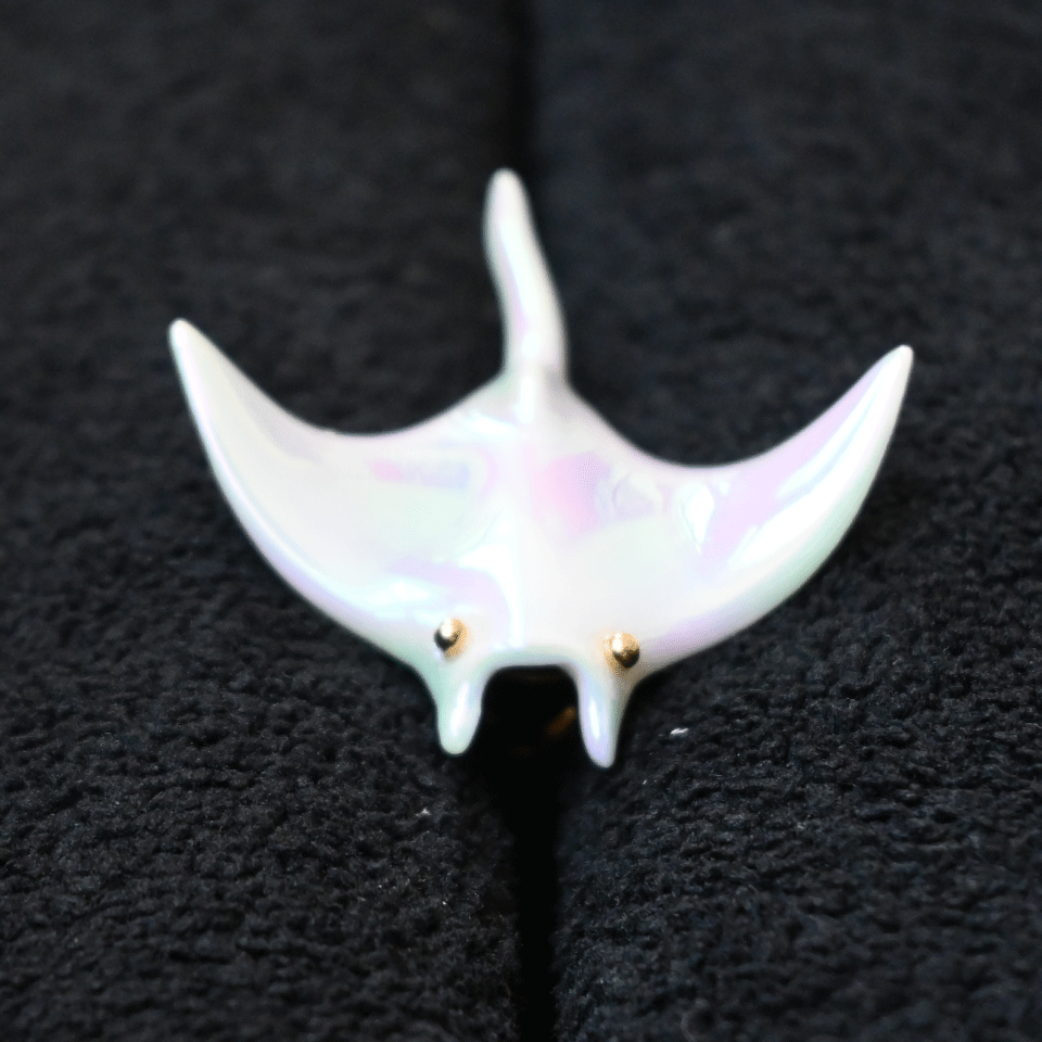 Brooch | Handcrafted Ceramic | 魔鬼鱼 | 珠光 | 遨游之翼