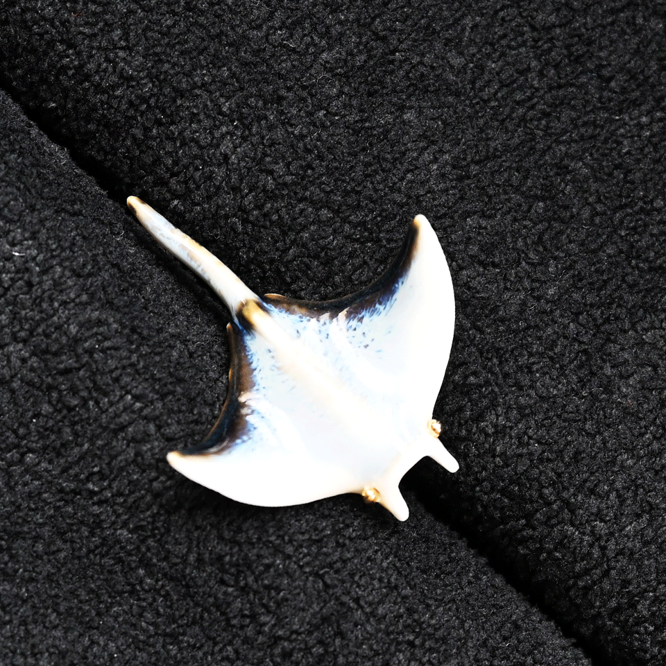 Brooch | Handcrafted Ceramic | 魔鬼鱼 | 彩色 | 遨游之翼