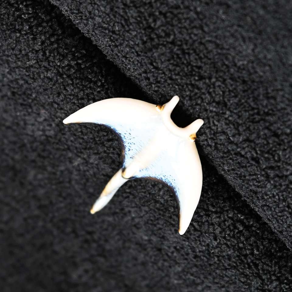 Brooch | Handcrafted Ceramic | 魔鬼鱼 | 彩色 | 遨游之翼