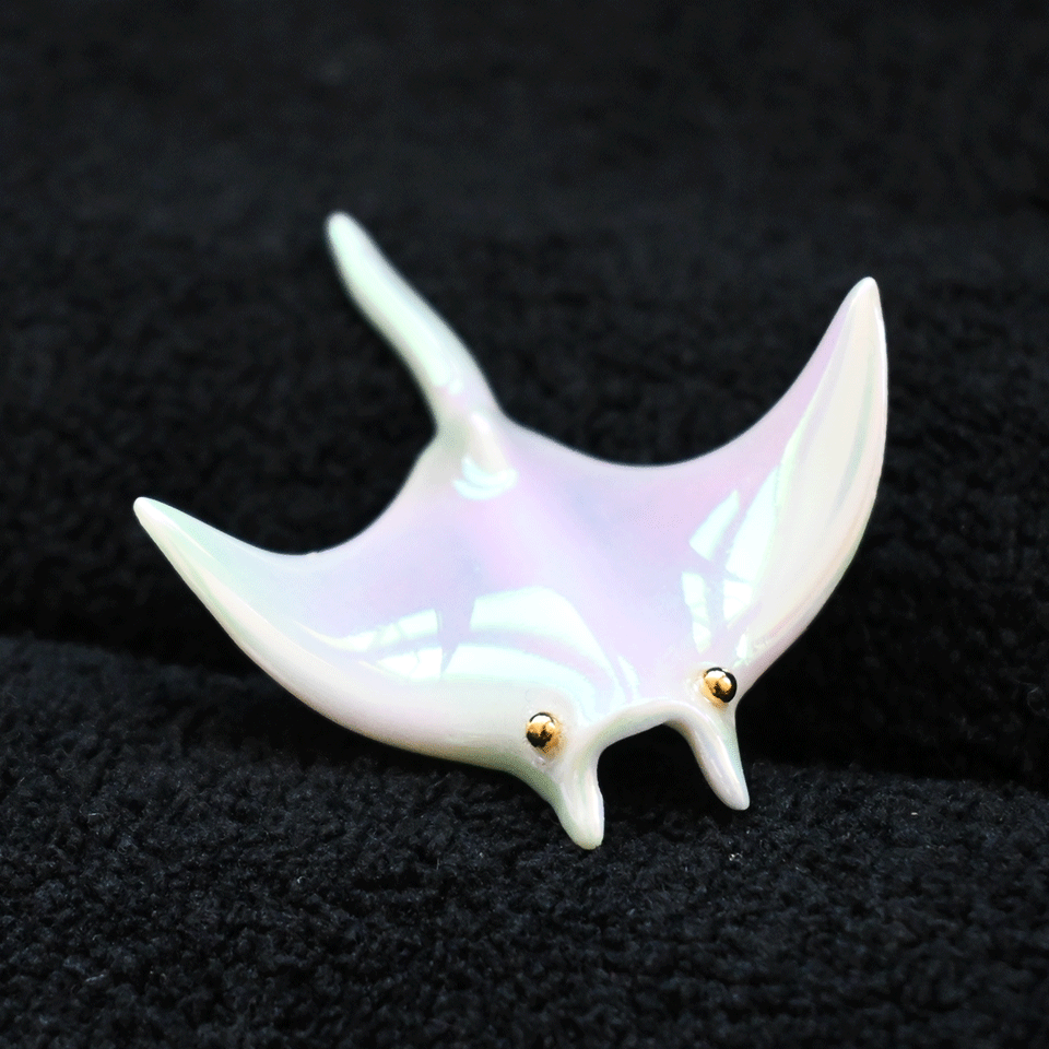 Brooch | Handcrafted Ceramic | 魔鬼鱼 | 珠光 | 遨游之翼