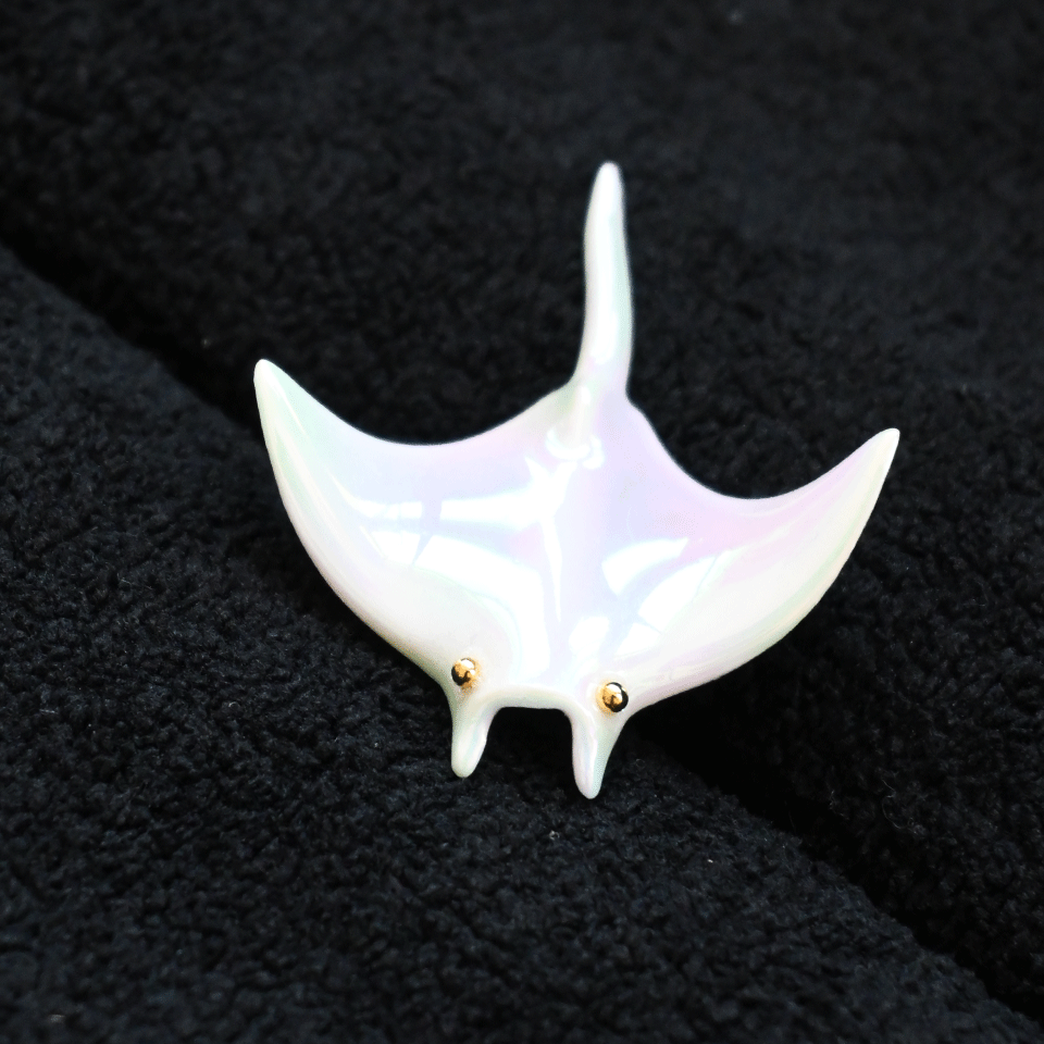 Brooch | Handcrafted Ceramic | 魔鬼鱼 | 珠光 | 遨游之翼
