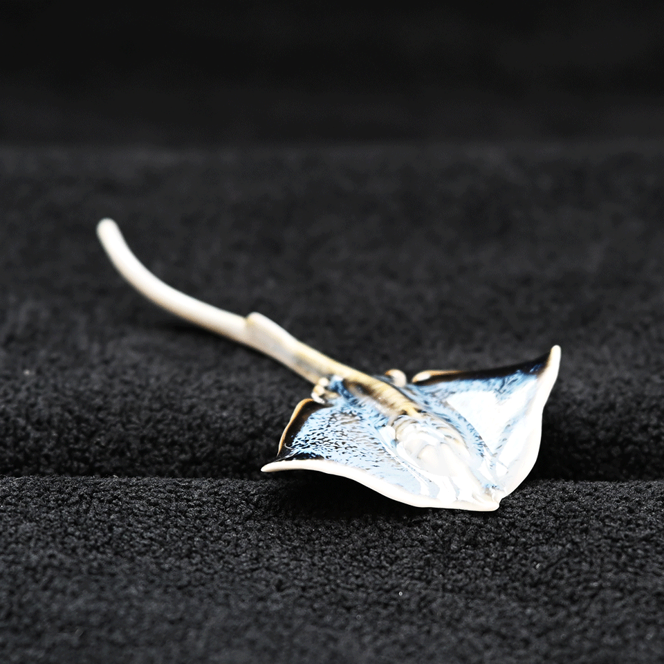 Brooch | Handcrafted Ceramic | 鳐鱼 | 遨游之翼