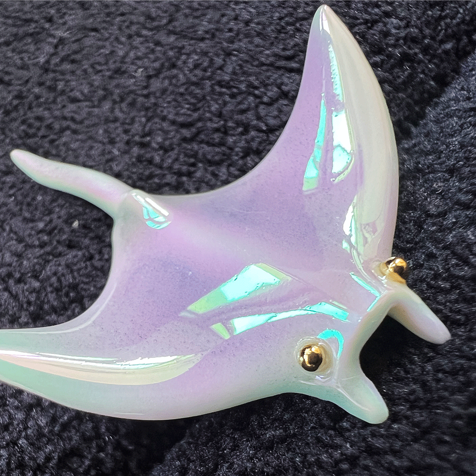 Brooch | Handcrafted Ceramic | 魔鬼鱼 | 珠光 | 遨游之翼