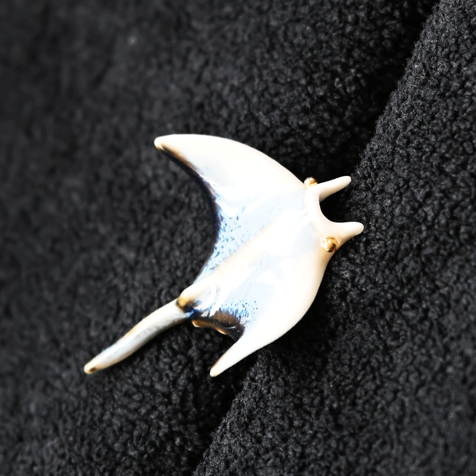 Brooch | Handcrafted Ceramic | 魔鬼鱼 | 彩色 | 遨游之翼