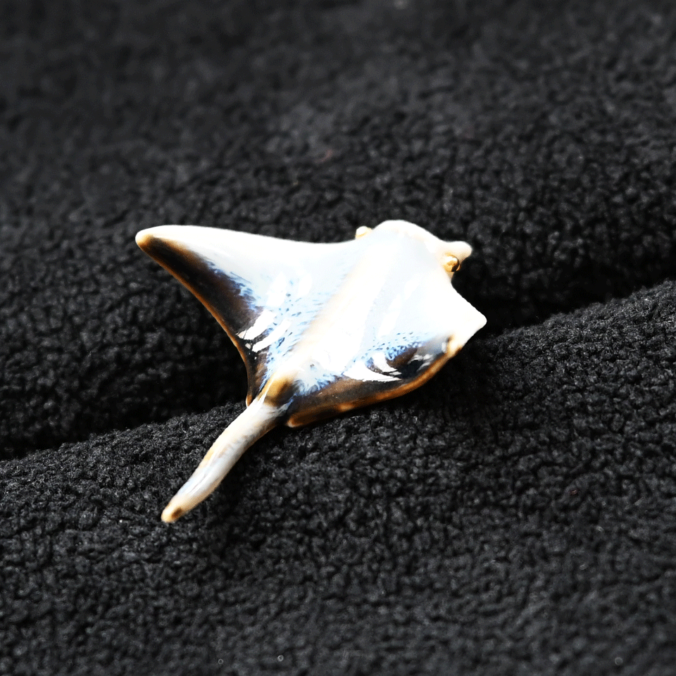 Brooch | Handcrafted Ceramic | 魔鬼鱼 | 彩色 | 遨游之翼