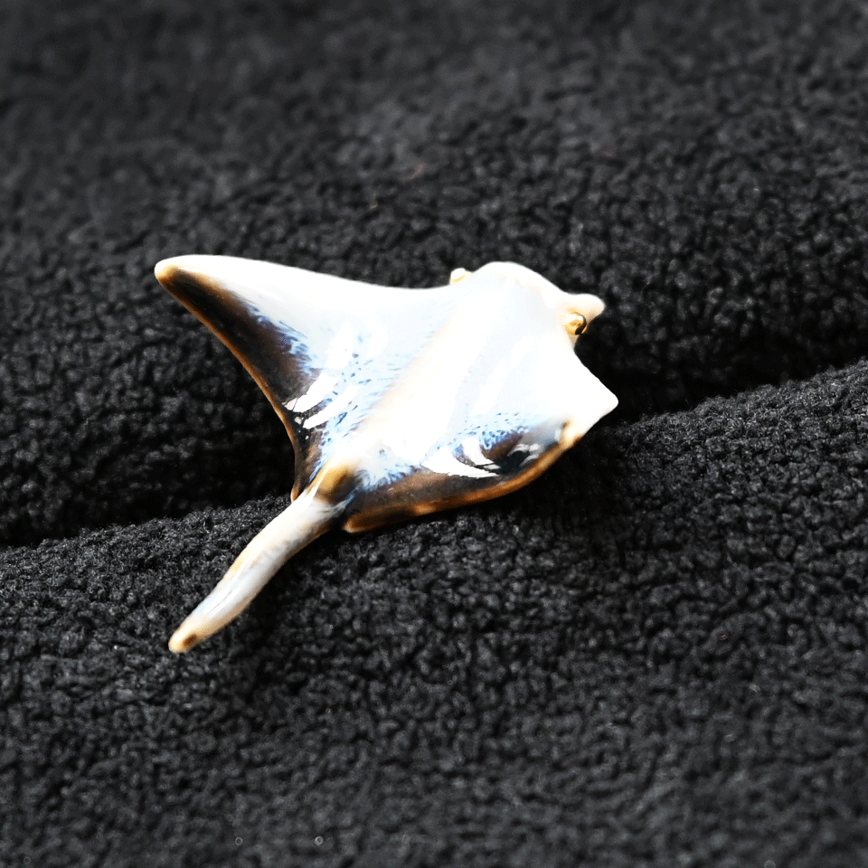 Brooch | Handcrafted Ceramic | 魔鬼鱼 | 彩色 | 遨游之翼