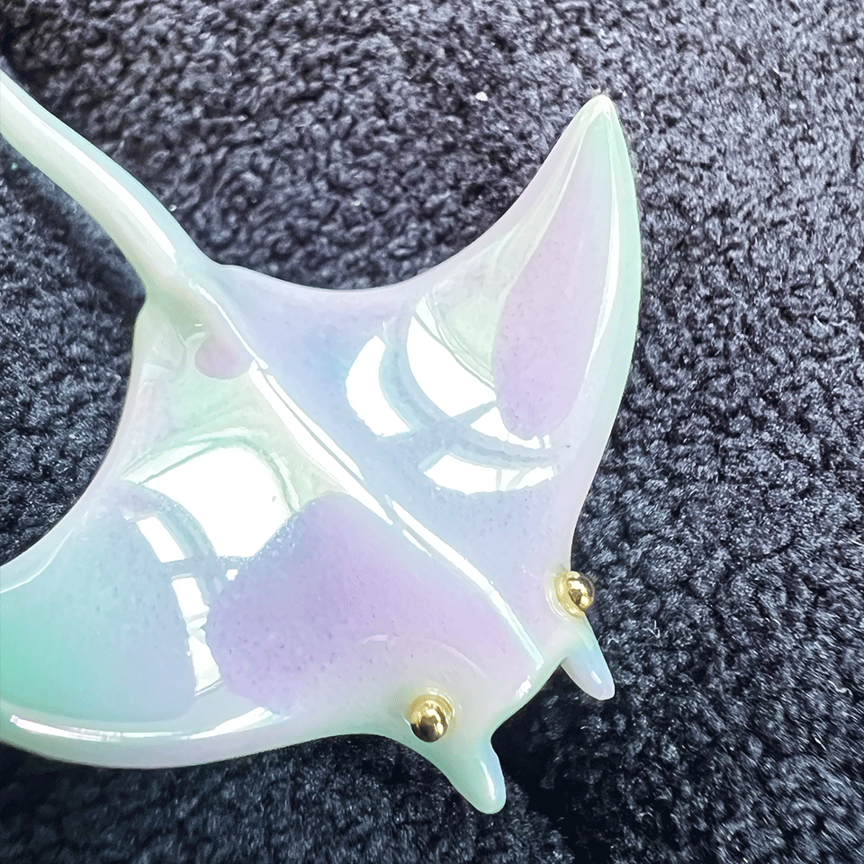 Brooch | Handcrafted Ceramic | 魔鬼鱼 | 珠光 | 遨游之翼
