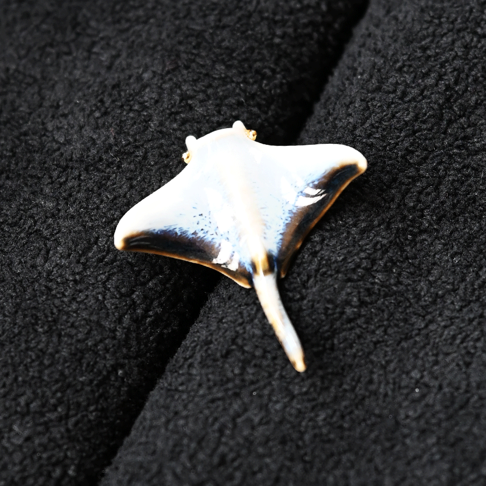 Brooch | Handcrafted Ceramic | 魔鬼鱼 | 彩色 | 遨游之翼
